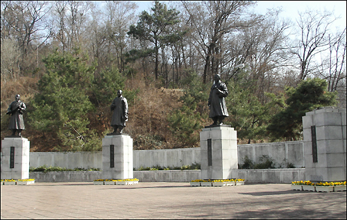 청주 우암산 삼일공원은 3.1 운동 민족대표 중 충북 출신의 여섯 선열을 기리기 위해 조성한 것이나 정춘수(오른쪽)의 경우 친일행각이 드러나 철거돼 좌대만 남아 있다. 